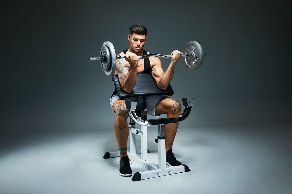 Reguliuojamas Scott suoliukas bicepso treniruotėms, baltas/juodas
