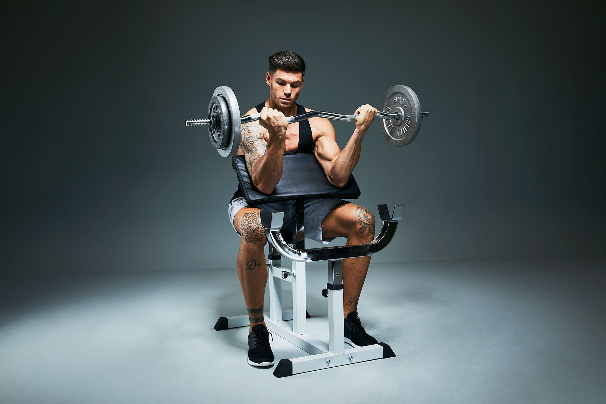 Reguliuojamas Scott suoliukas bicepso treniruotėms, baltas/juodas